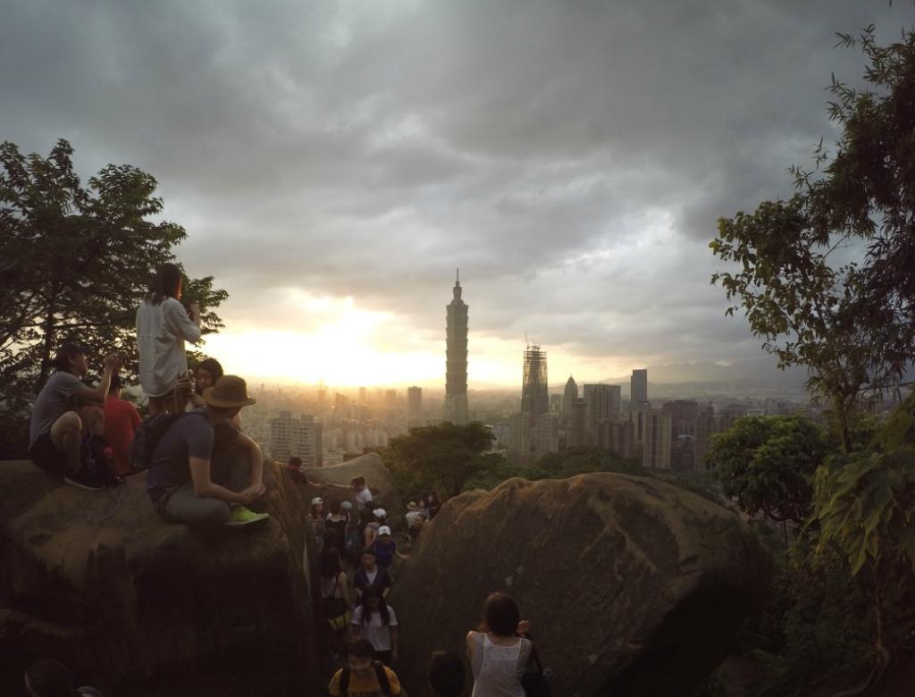 Sunset view of Taipei from Elephant Mountain.