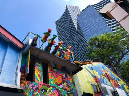 When going through the streets of Little India in Singapore, I'm both bewildered and amazed by the colorful buildings of cafes and restaurants surrounded by amazing skyscrapers infused with nature.