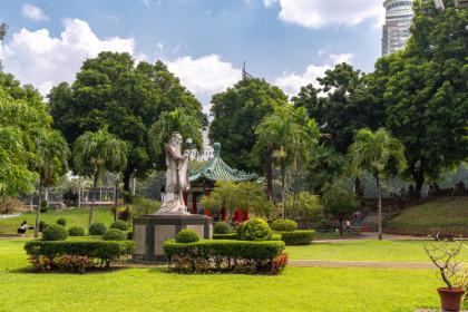 Picture of a statue in green park in Manila